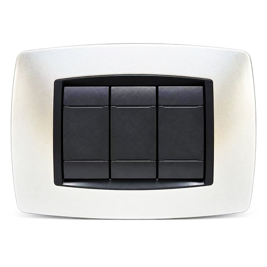 Placca Bombè 3 Moduli Silver SD88003-7 con Frutti Neri Montati Esempio di Installazione